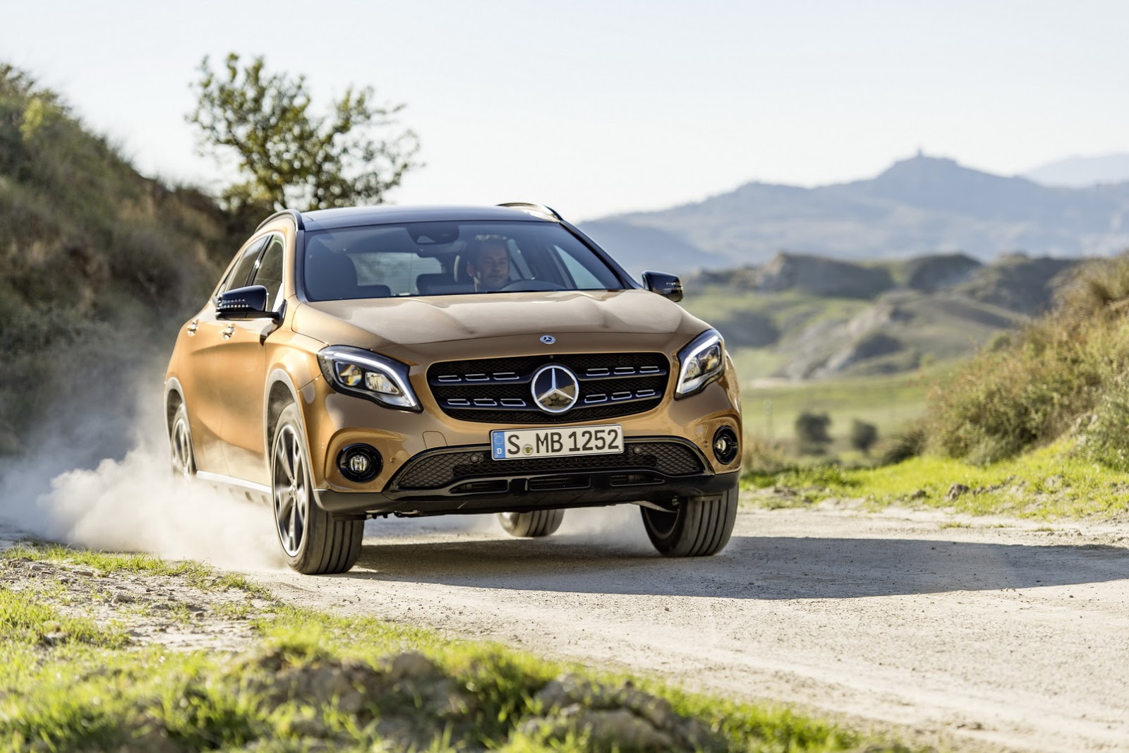 Mercedes-Benz GLA 2018 có giá từ 30.504 USD