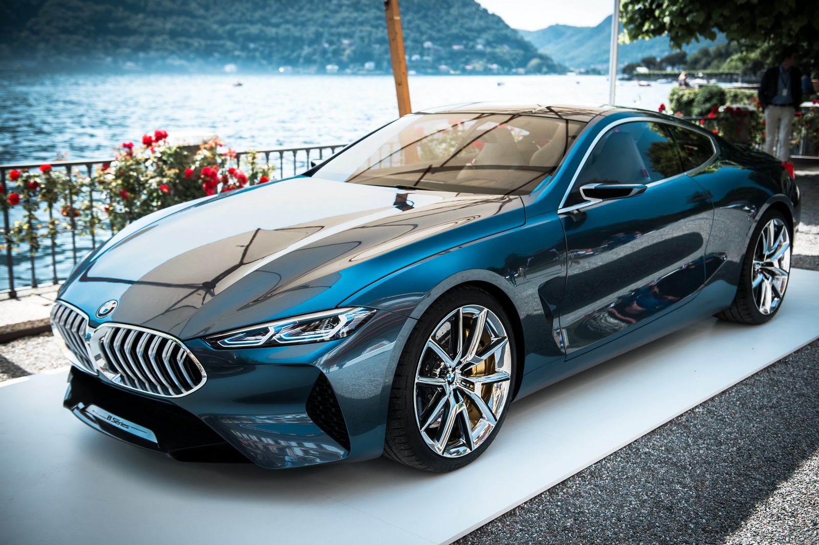 Xem BMW 8 Series Concept lần đầu lăn bánh