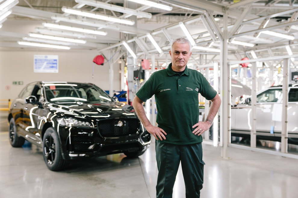 “Người đặc biệt” Mourinho làm nhân viên nhà máy Jaguar Land Rover