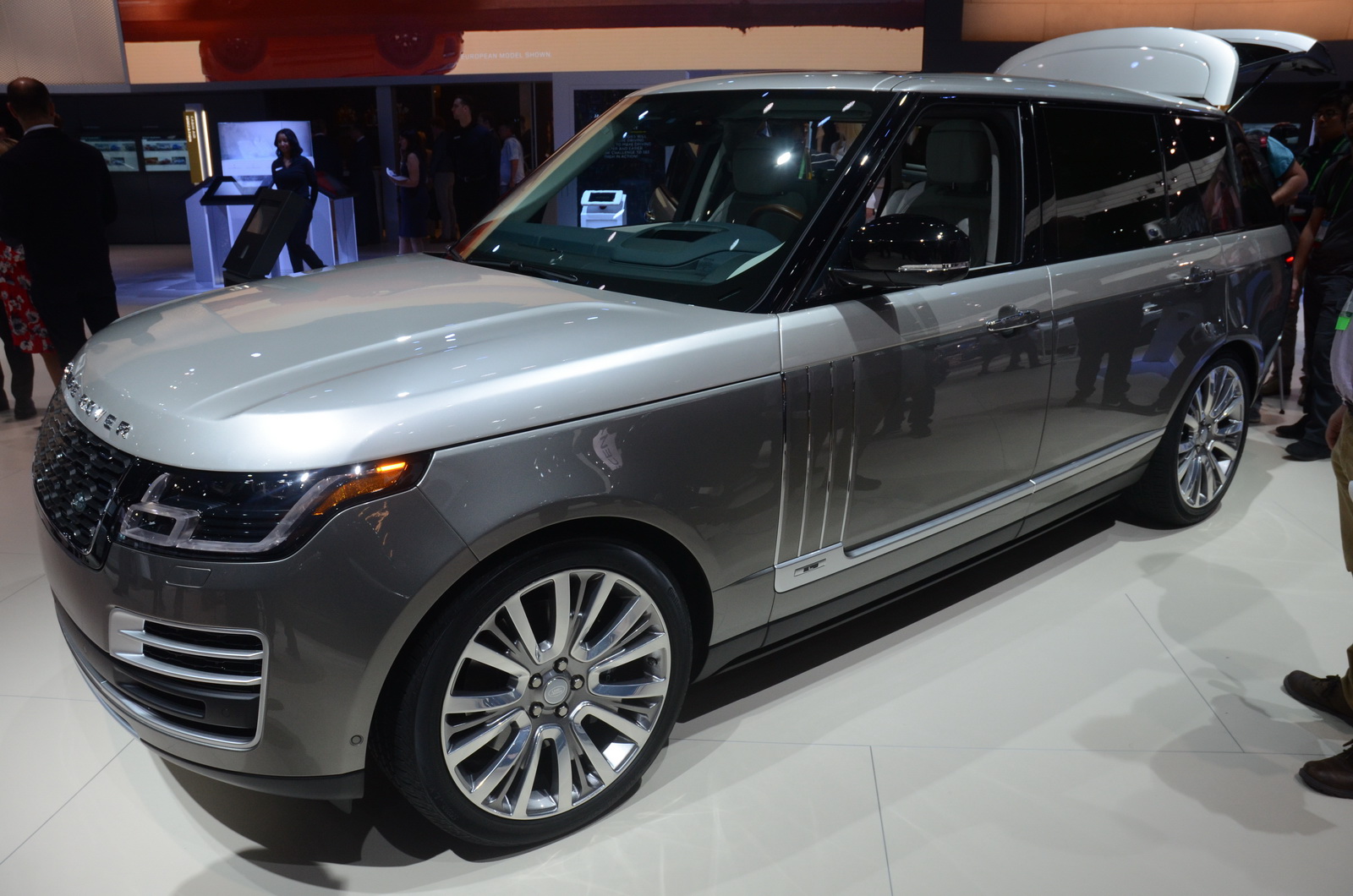 Range Rover SVAutobiography 2018 liệu có thể cạnh tranh với Bentley Bentayga ?