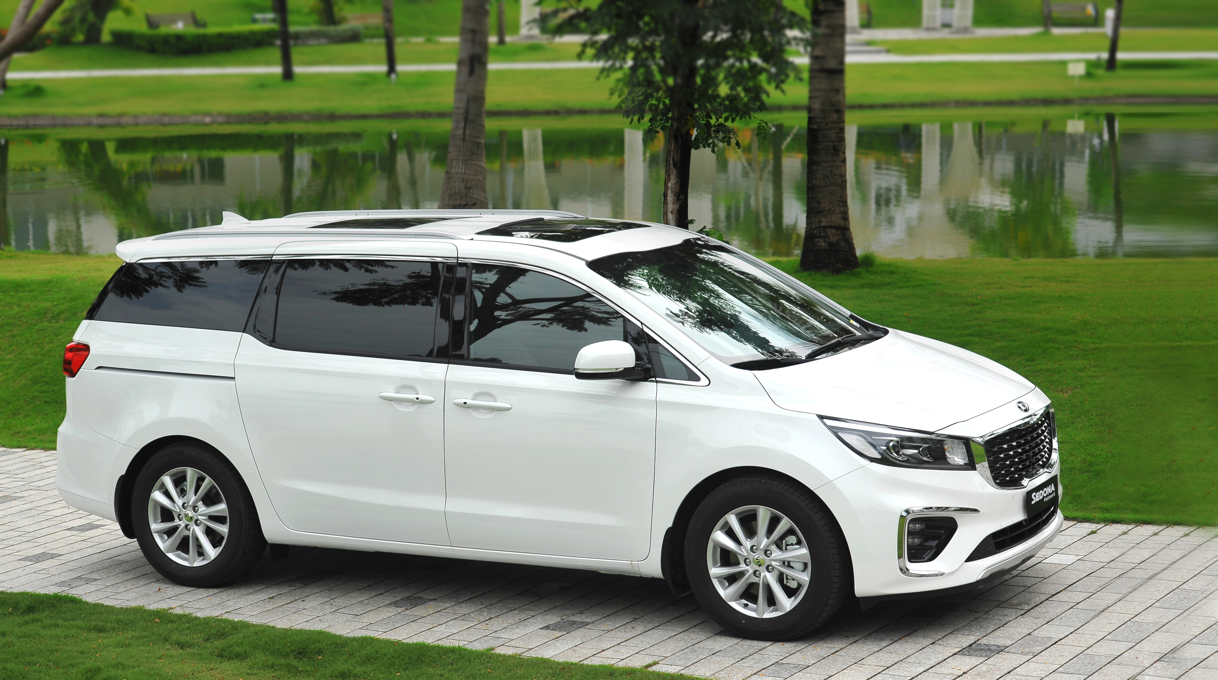 Kia Sedona mới giá cao nhất 1,4 tỷ đồng