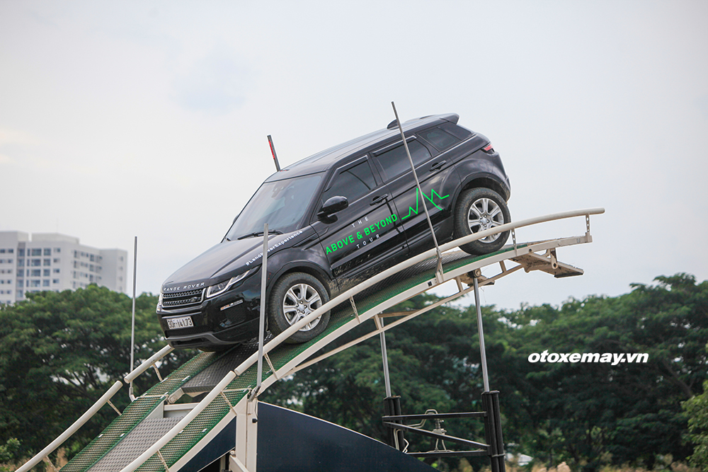 VMS 2018: Land Rover biểu diễn Off-road "thót tim" ngoài sân Triển lãm