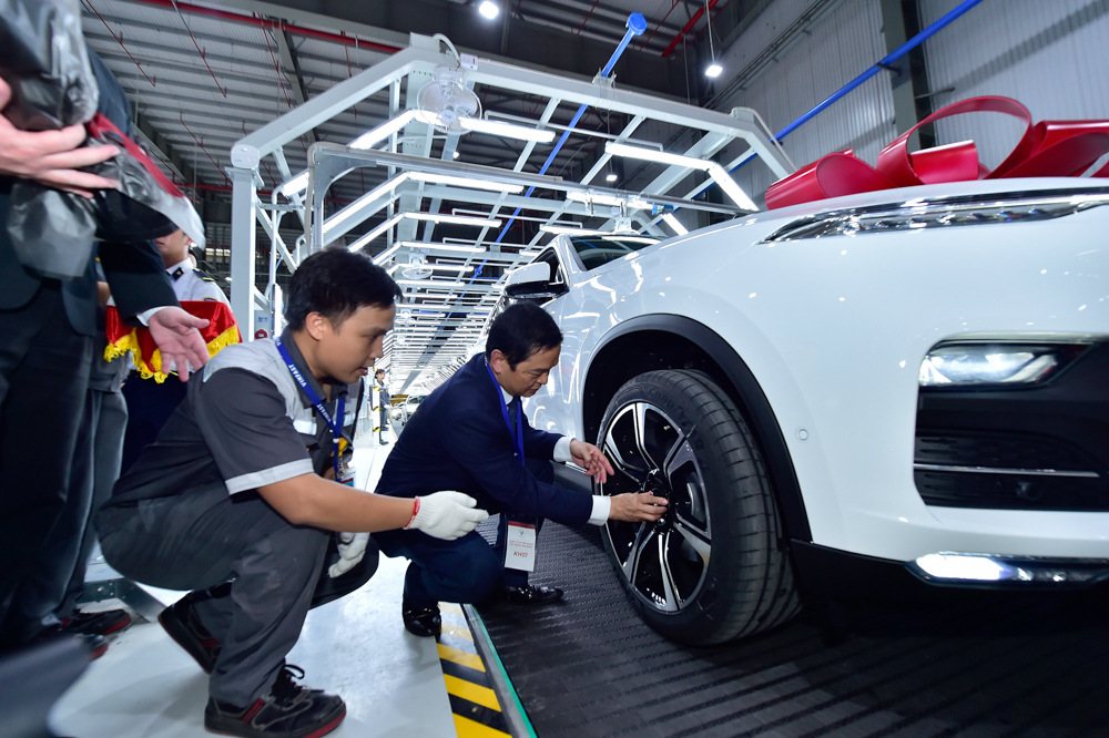 Những chiếc VinFast “Made in Vietnam” đầu tiên đã tới tay khách hàng