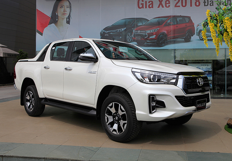 Trước sức ép của đối thủ, bán tải Toyota Hilux giảm giá bán