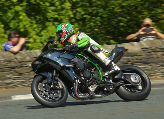 Isle of Man TT 2015: Jame Hillier rảnh rỗi “phá sức” Kawasaki H2R