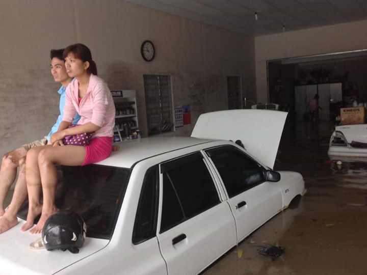 Những hình ảnh dở khóc dở cười của người và xe trong mưa lũ