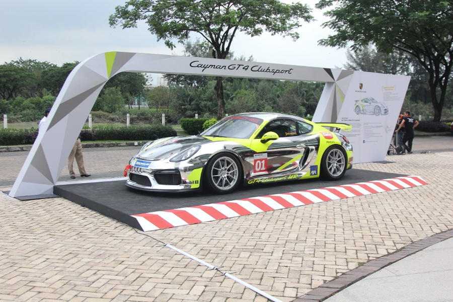 Cận cảnh “xe đua nổi loạn” Porsche Cayman GT4 Clubsport trên phố Sài Gòn