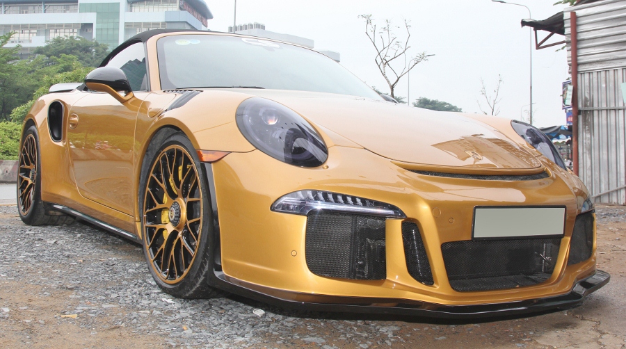 Porsche 911 Turbo S mui trần cực hiếm độ dàn áo đón Noel Sài Gòn