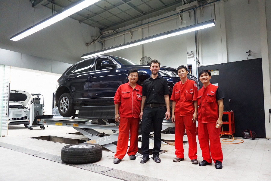 Thợ giỏi Audi quốc tế sửa xe cho khách Việt