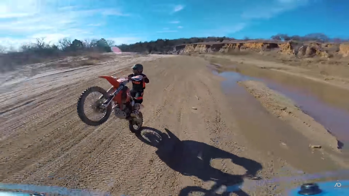 Flycam bay chóng mặt đua tốc độ với motorcross