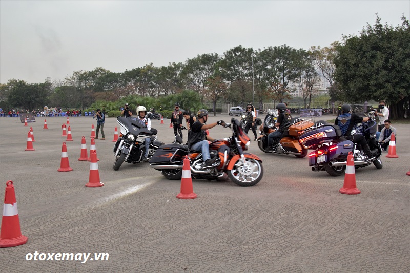 Biker Harley-Davidson Việt phô diễn kỹ thuật điều khiển xe