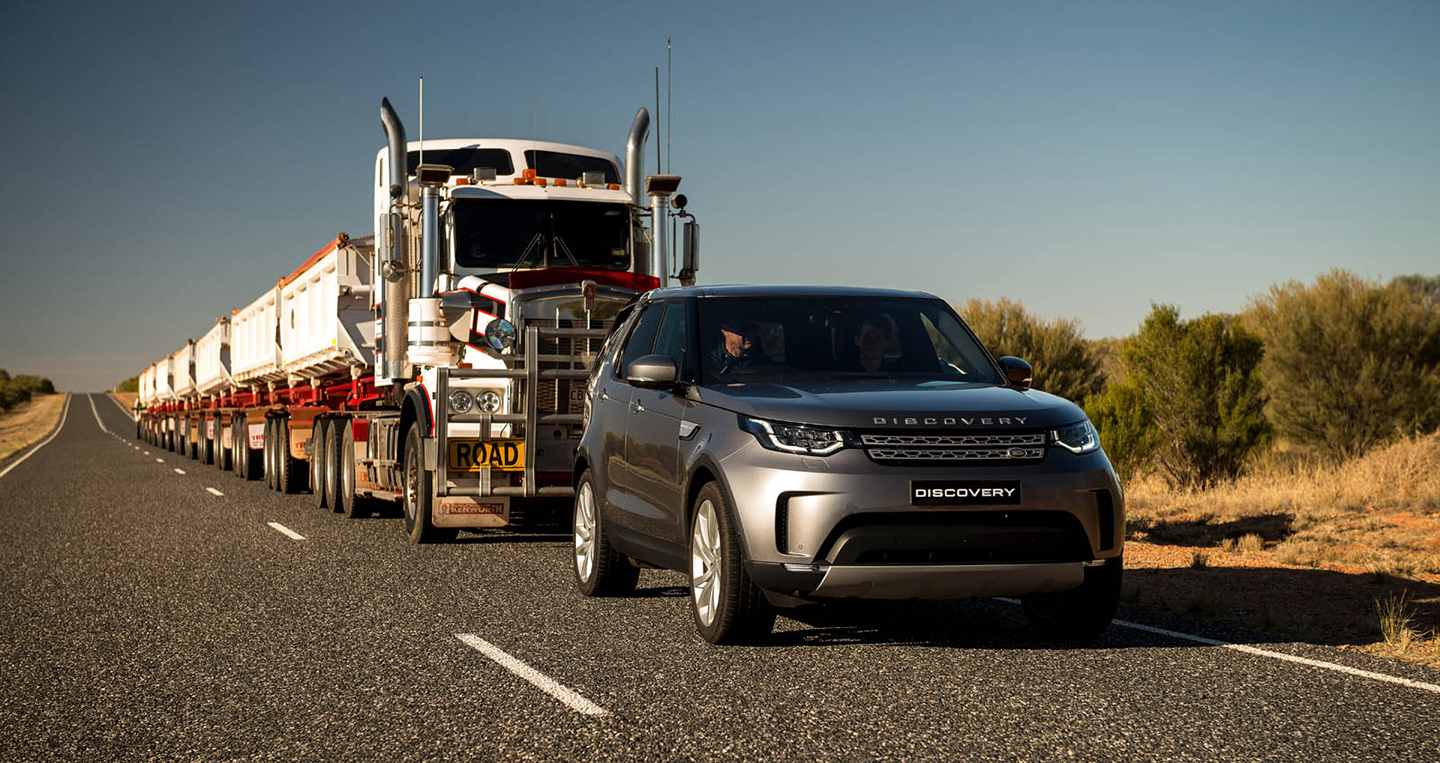 Land Rover Discovery 2017 trình diễn khả năng kéo không tưởng