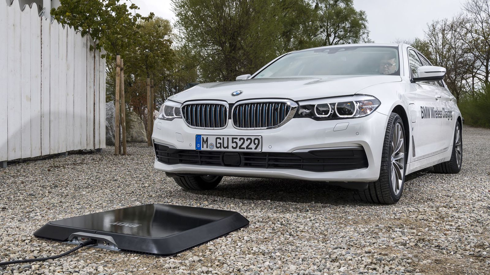BMW sắp có sạc không dây cho xe hơi