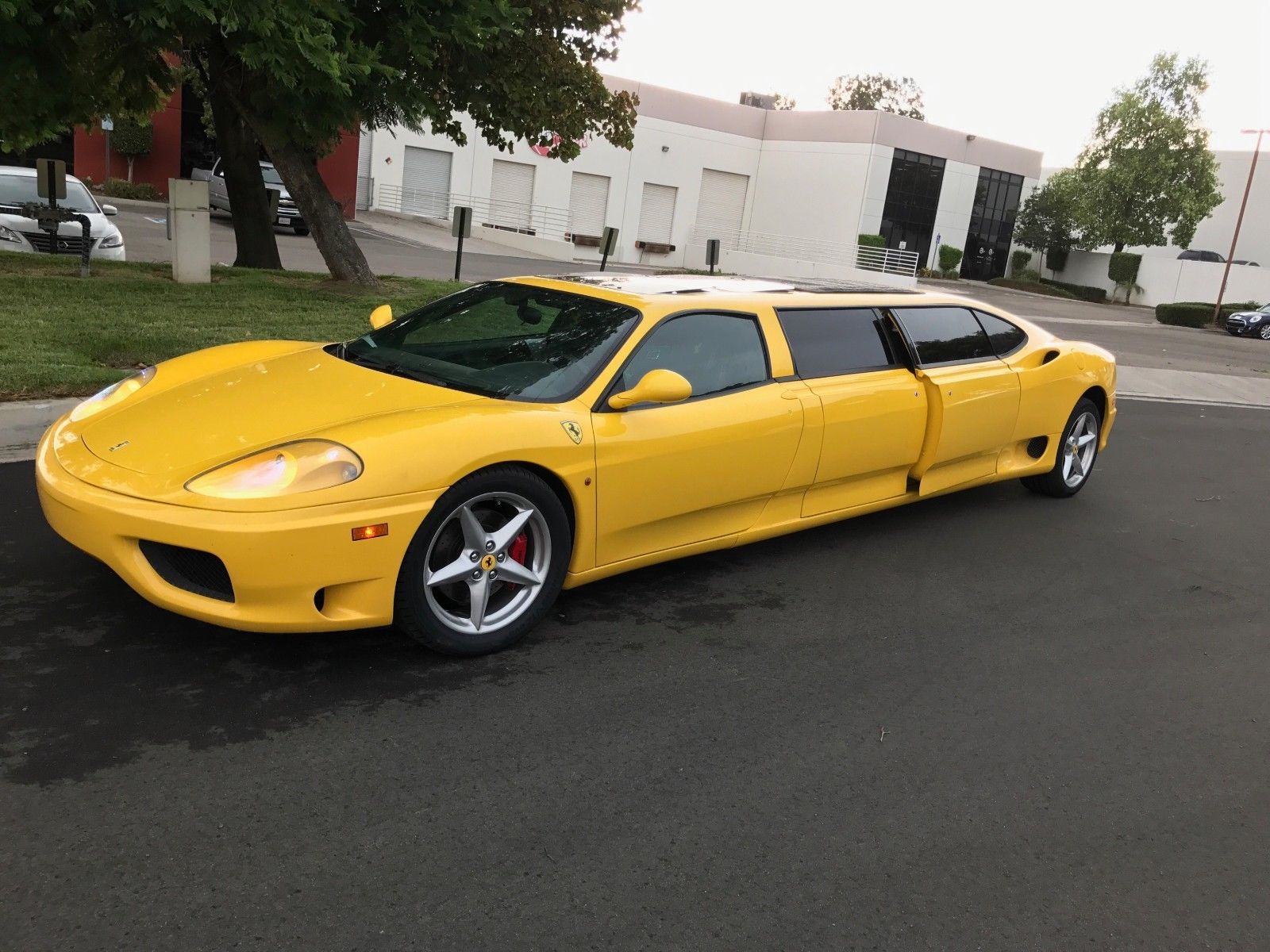 Ferrari 360 Stretch Limo “ế” nặng trên eBay