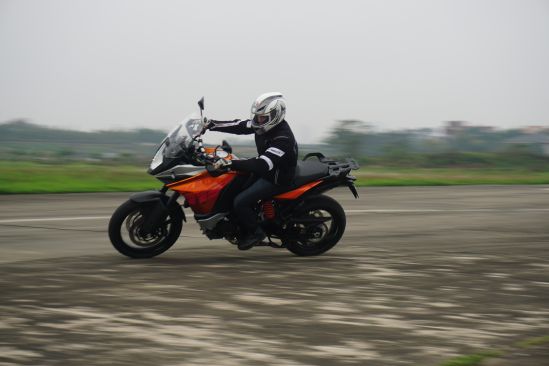 KTM 1190 Adventure: Khám phá trên từng cây số