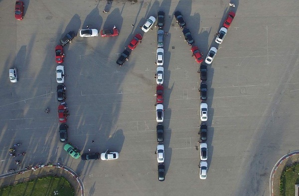 Hơn 50 xe Merc C xếp hình kỷ niệm 1 năm thành lập câu lạc bộ